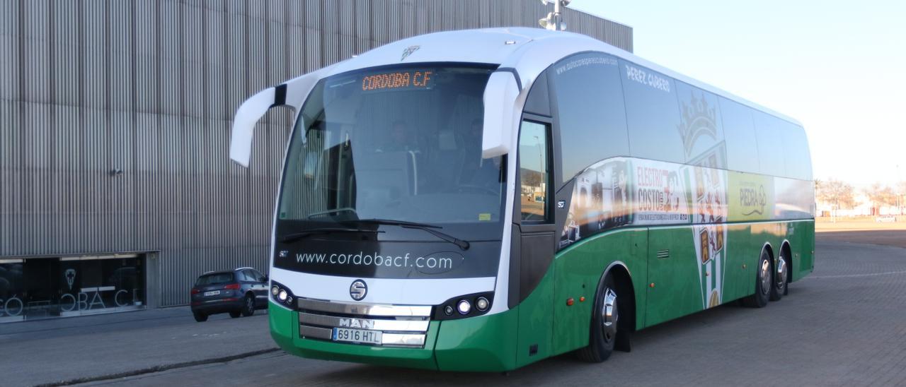 El autobús oficial del Córdoba CF, en El Arcángel, antes de la partida del equipo a un viaje.