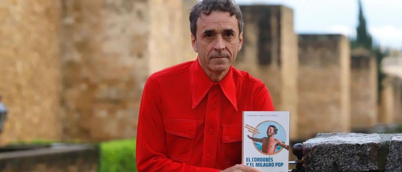 Fernando González Viñas posa con su libro.