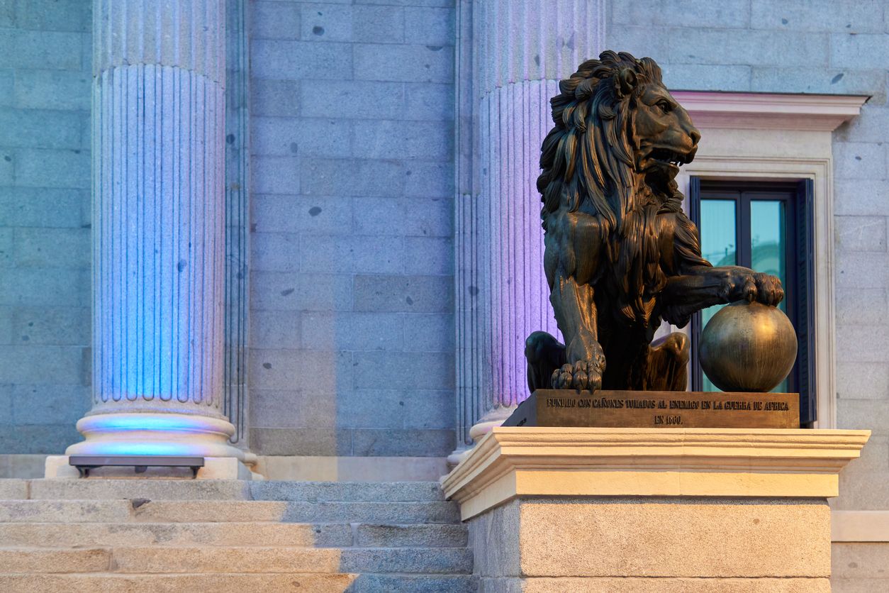 Los leones del Congreso son del mismo escultor que la Estatua de la Libertad madrileña.