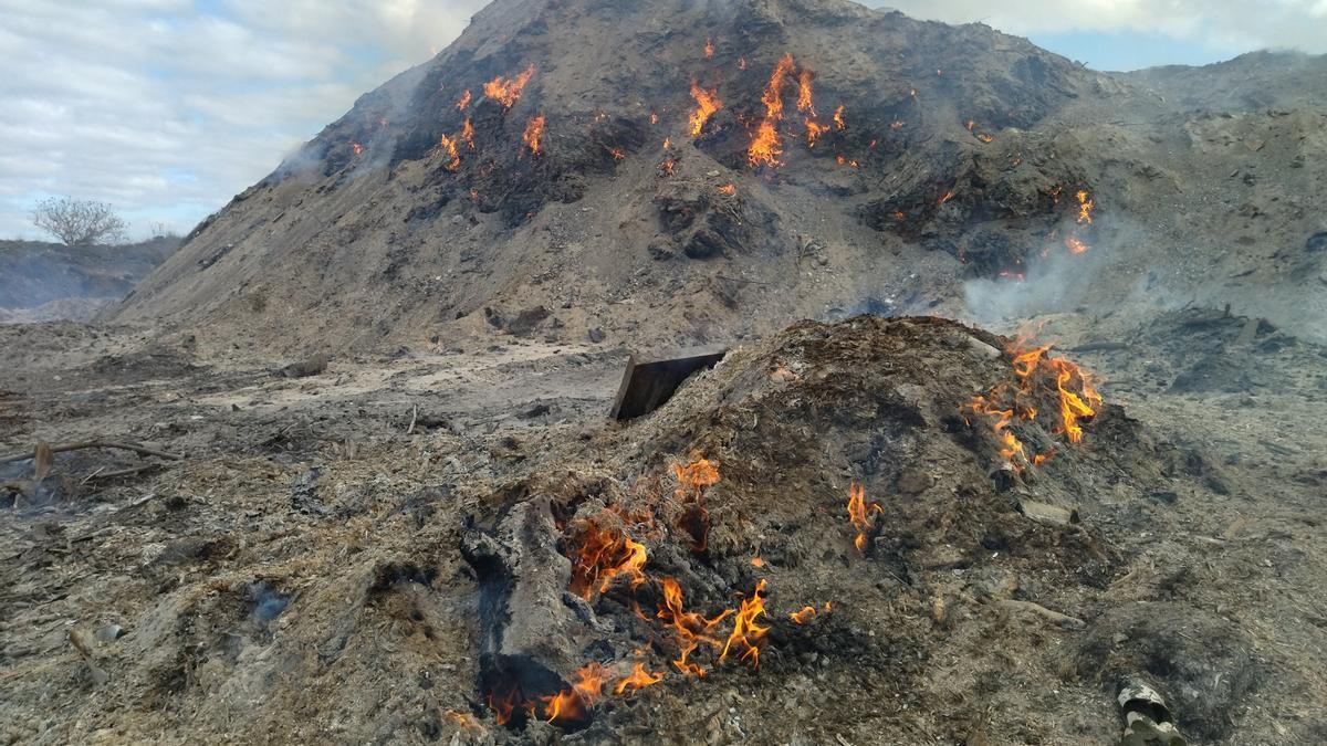 El fuego consume desde el 21 de noviembre 40.000 metros cúbicos de restos verdes