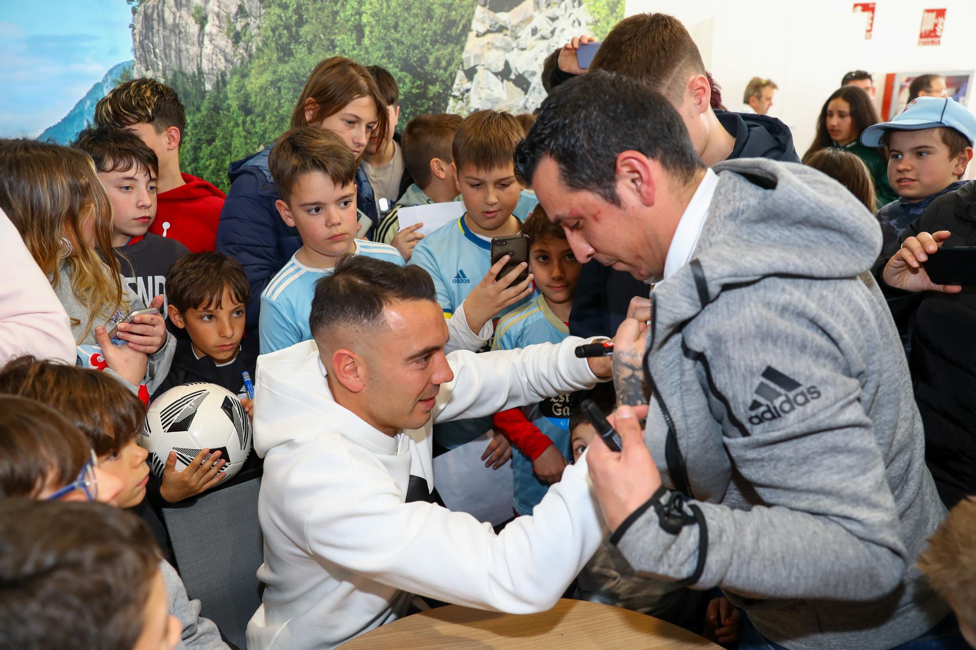 Los fans de Iago Aspas, a la caza del autógrafo