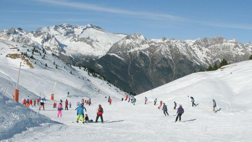 Esquiadores deslizándose por las pendientes nevadas en una estación de esquí del Pirineo de Aragón.