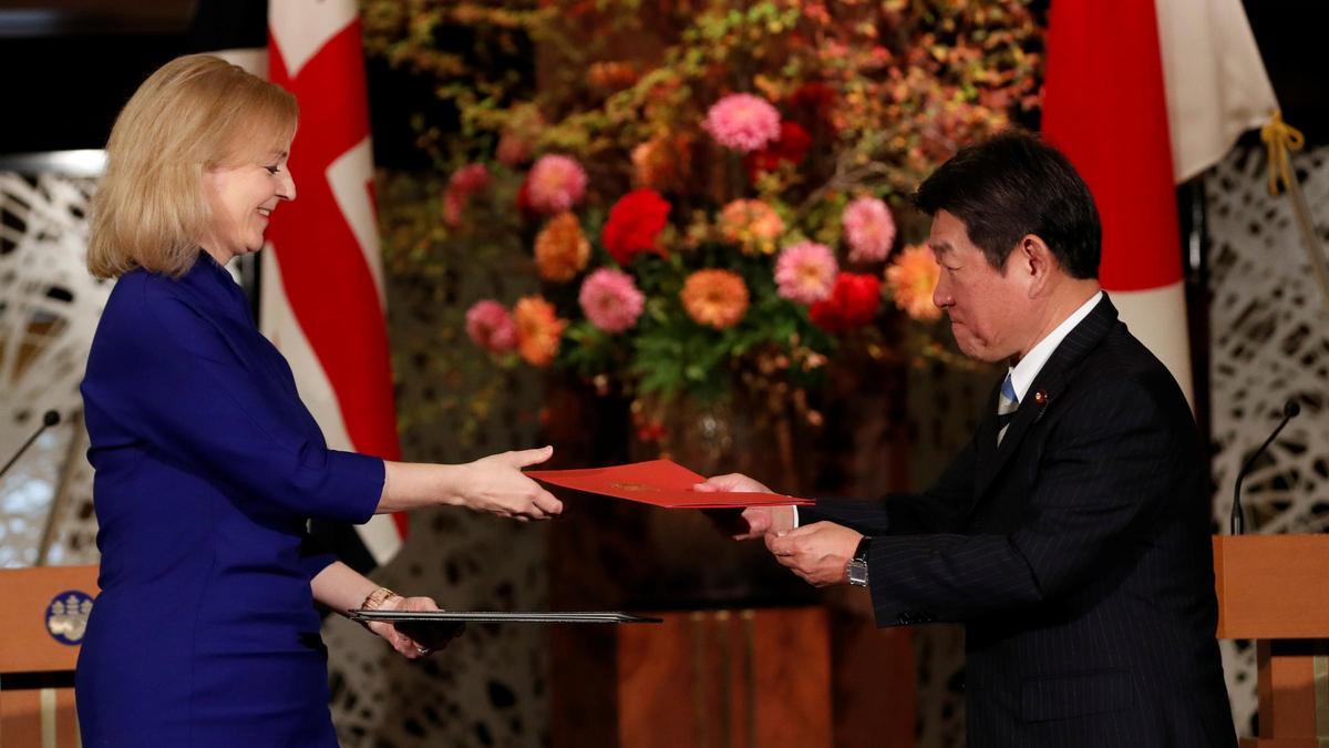 Britain&#039;s International Trade Secretary Elizabeth Truss and Japanese Foreign Minister Toshimitsu Motegi sign the UK-Japan Comprehensive Economic Partnership Agreement in Tokyo