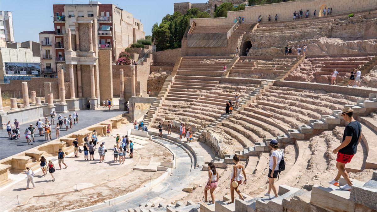 Visitantes en el Teatro Romano de Cartagena.