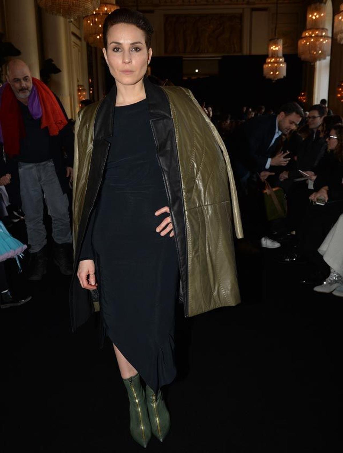 Noomi Rapace, en el desfile de Roland Mouret en la Paris Fashion Week.