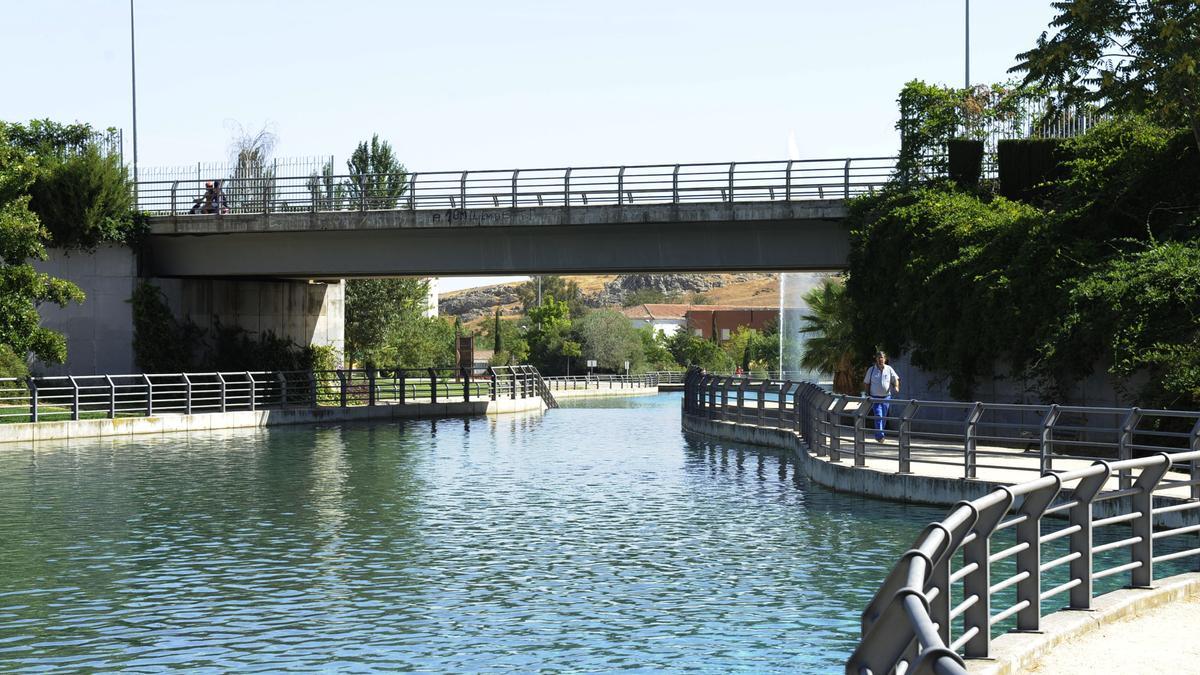 Parque del Rodeo, con el lago y el puente.
