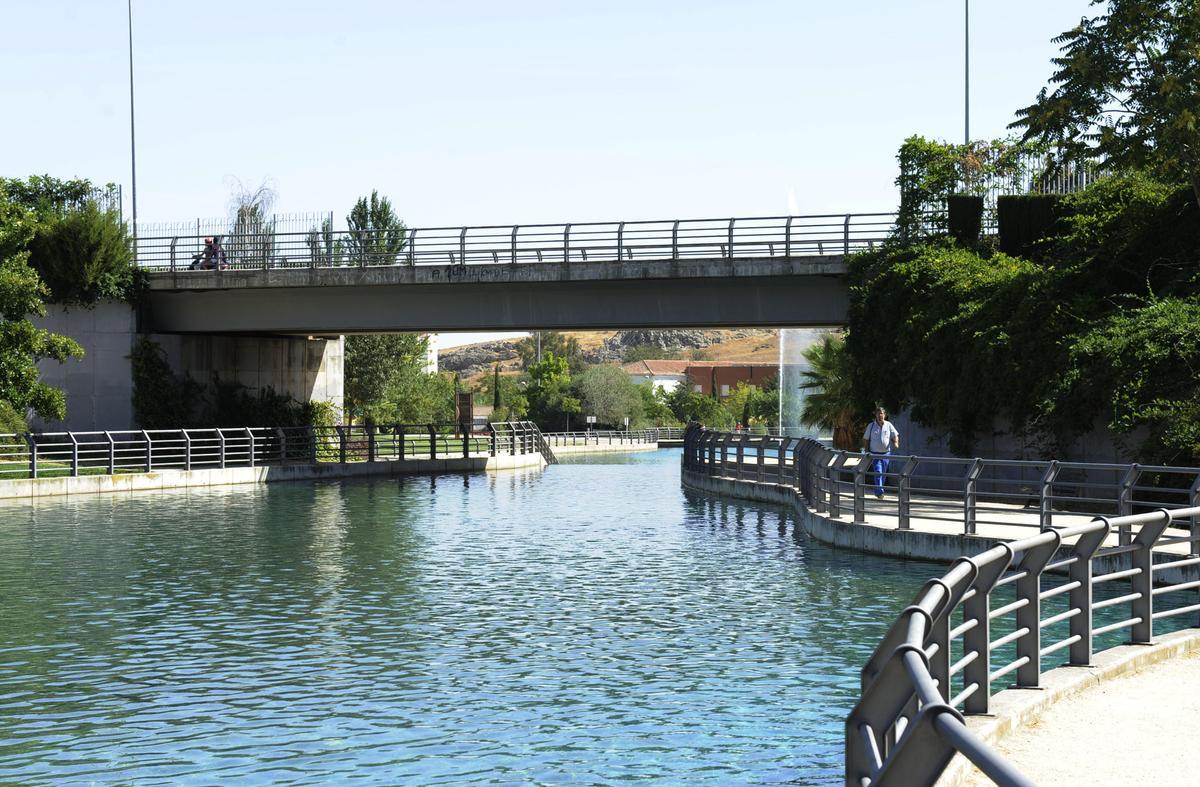 Parque del Rodeo, con el lago y el puente.