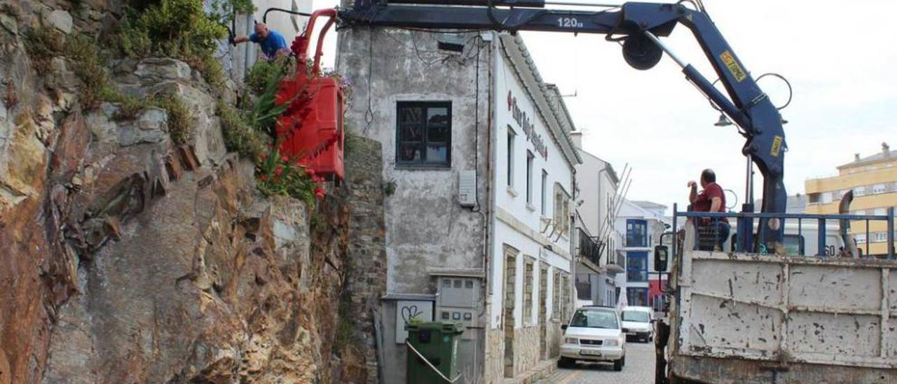 Operarios municipales, ayer, acondicionando la zona portuaria.