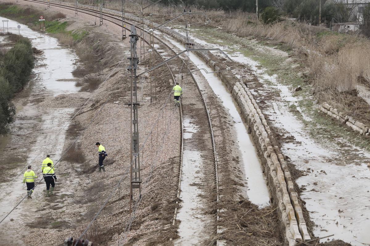 Corte de la vía del trazado ferroviario a su paso por Torres Cabrera