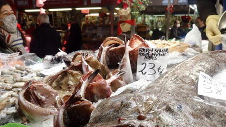 Peixos exposats en una parada del mercat del Lleó de Girona aquest 24 de desembre del 2020