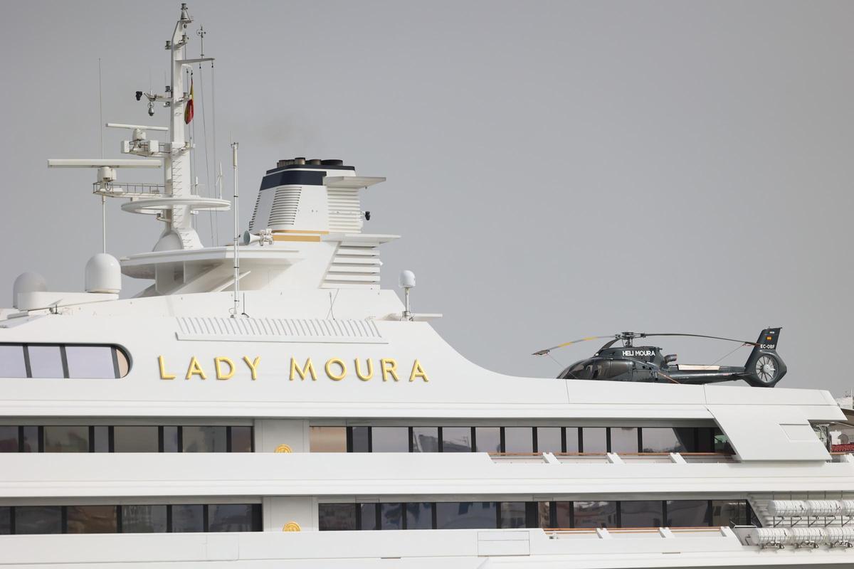 El megayate 'Lady Moura' estrena la temporada en la nueva marina del puerto de Ibiza