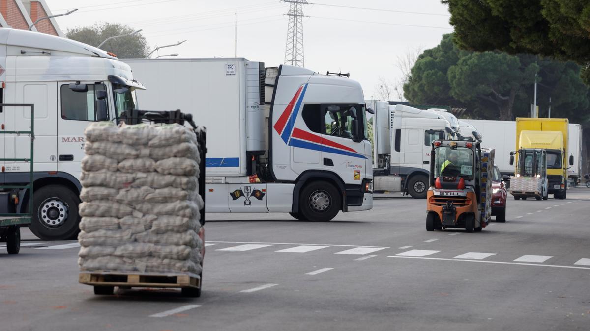 Sense talls de carretera ni piquets el primer dia de l’aturada de transportistes a Catalunya