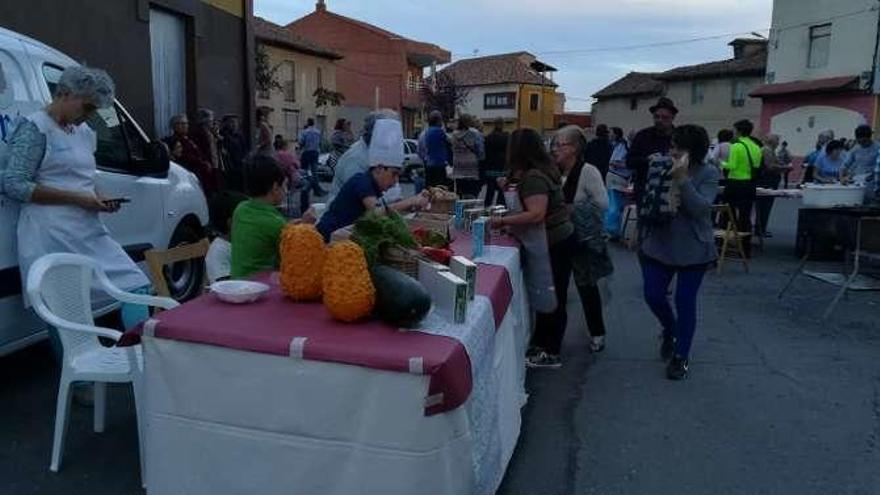 Exaltación de productos en una de las mesas dispuestas en la zona.