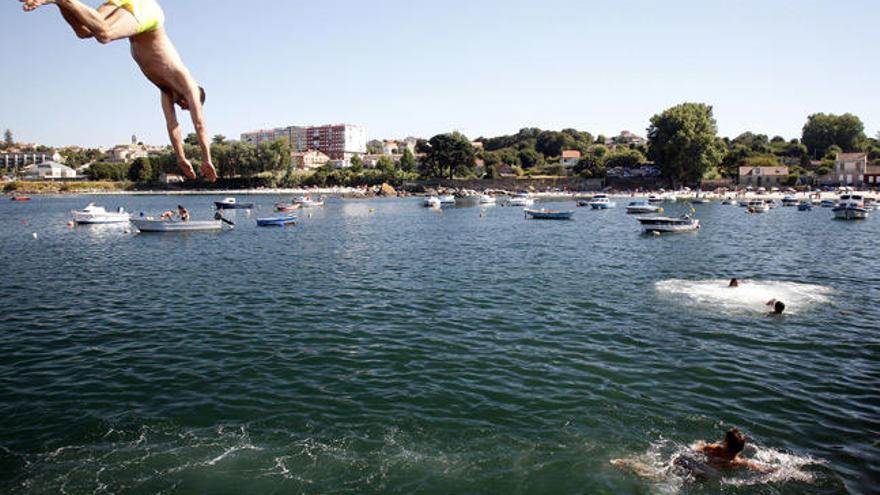 Bañistas, refrescándose en Vigo este verano.//Marcos Canosa