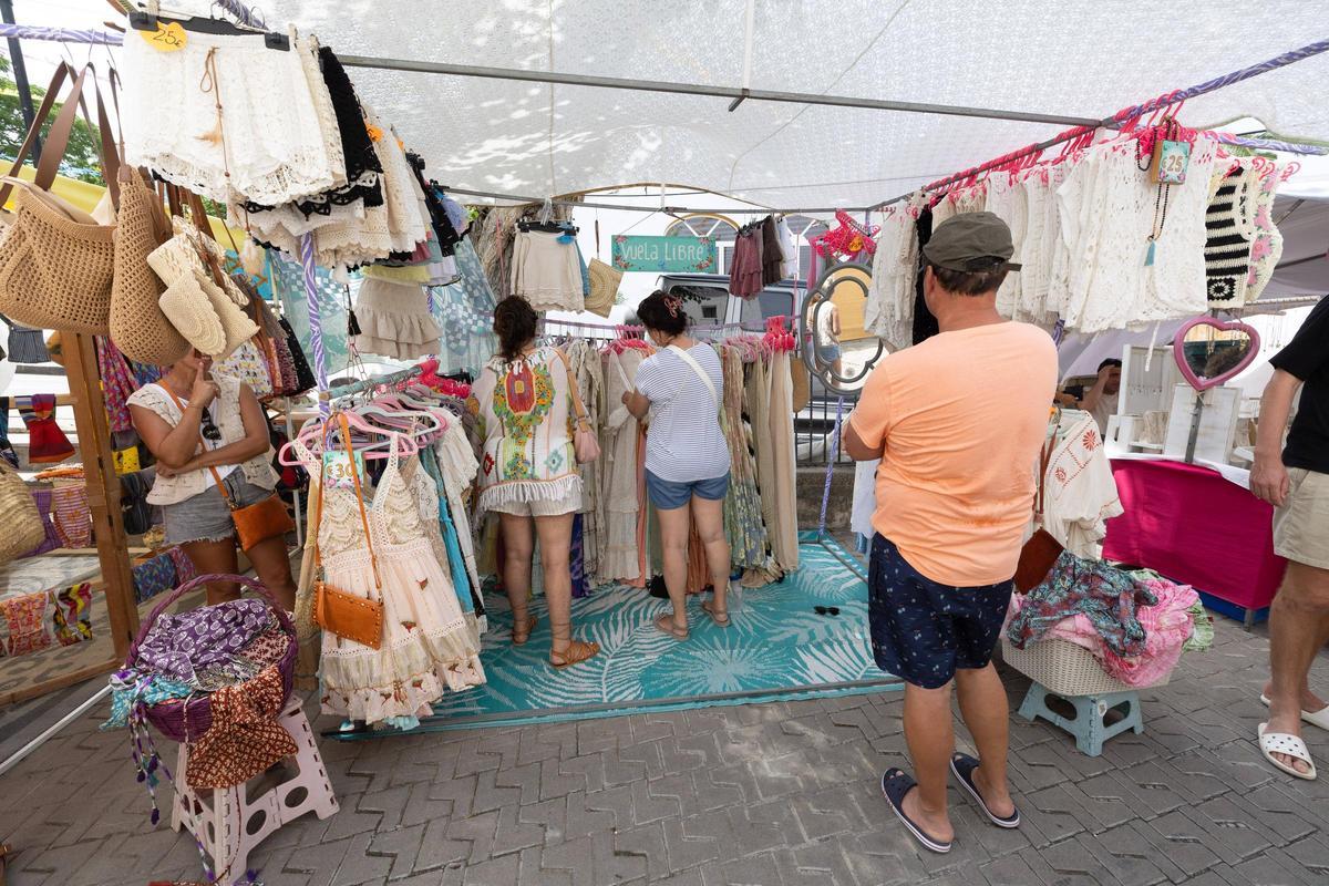 Galería: el mercadillo de Sant Joan en plena temporada de verano
