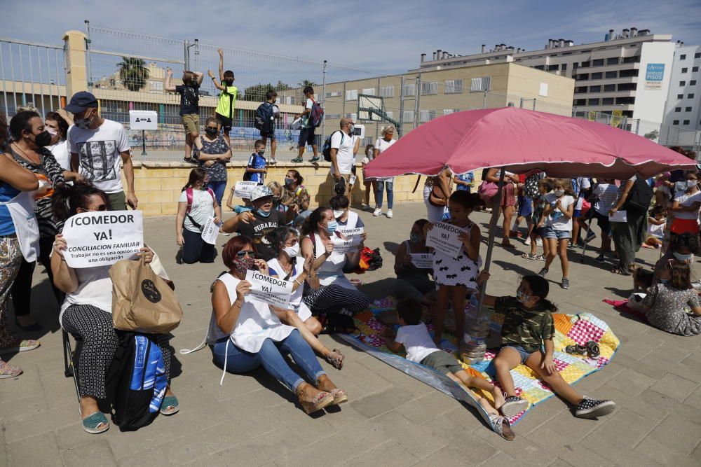 Las familias protestaron montando su propio comedor móvil en plena calle, reivindicando así su situación y exigiendo soluciones urgentes a las administraciones pertinentes.