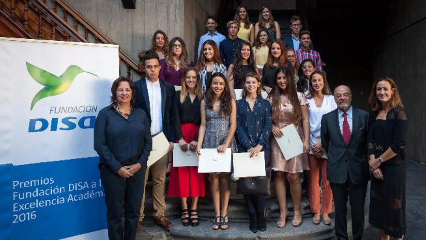 Alumnos premiados en la pasada edición de los Premios Fundación DISA a la Excelencia Académica en el Bachillerato.