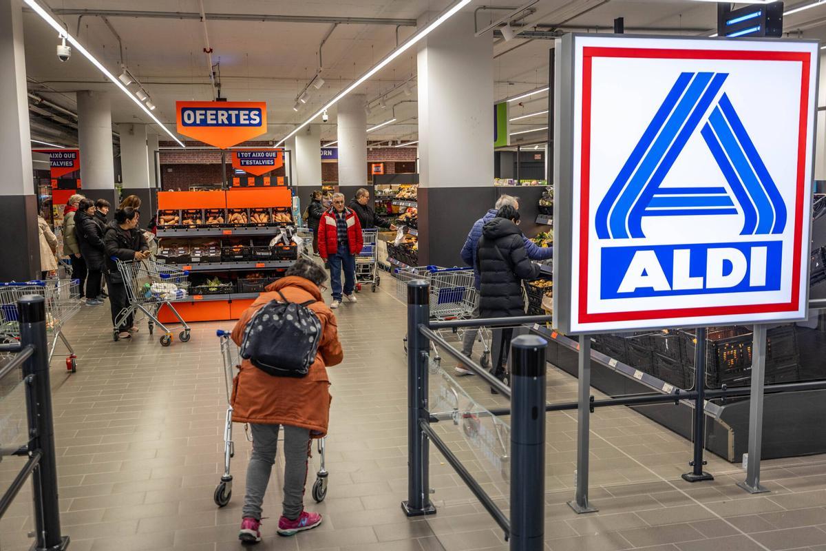 Apertura de puertas del supermercado Aldi en el mercado municipal de Montserrat, en Barcelona.