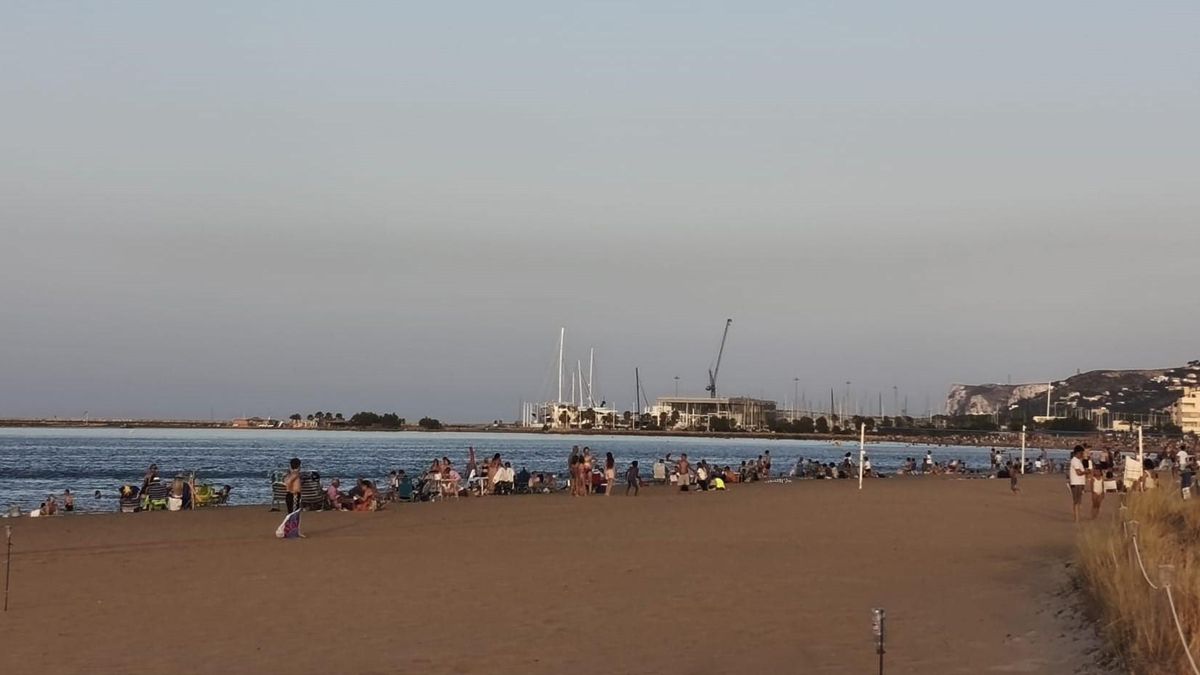 La riba de la platja del Raset de Dénia, repleta de gent