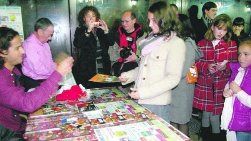 Feliciano López, a la izquierda, firmando autógrafos a los niños participantes en el encuentro celebrado ayer en Pravia.