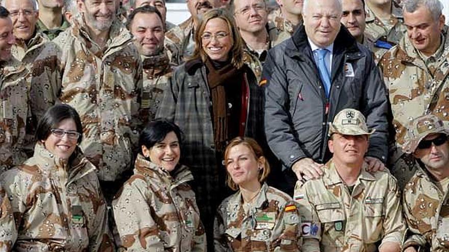 La ministra de Defensa, Carme Chacón junto al ministro de Asuntos Exteriores, Miguel Angel Moratinos, el jefe del Estado Mayor del Ejército, Fulgencio Coll, y el jefe del Estado Mayor de la Defensa (JEMAD), Julio Rodríguez, posa con un grupo de militares en la base de Herat.