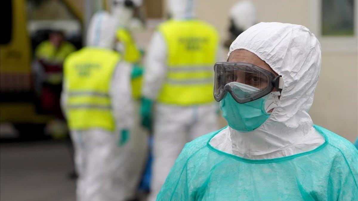 Coronavirus. Un trabajador sanitario en el Hospital 12 de octubre de Madrid