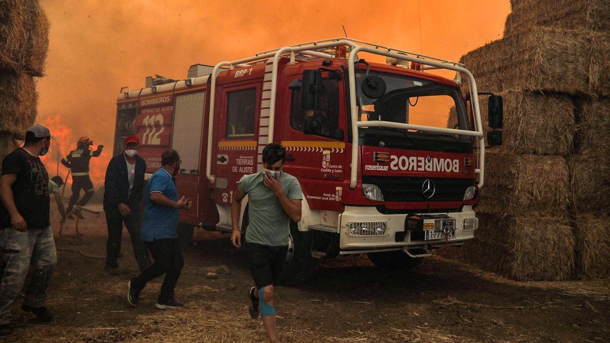 Imágenes del incendio originado en Lober de Aliste.