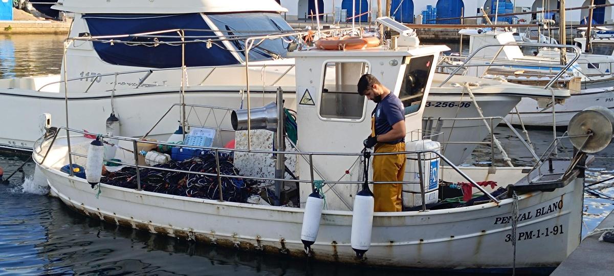 Raúl Ojeda, en su embarcación en el puerto de Cala Rajada.