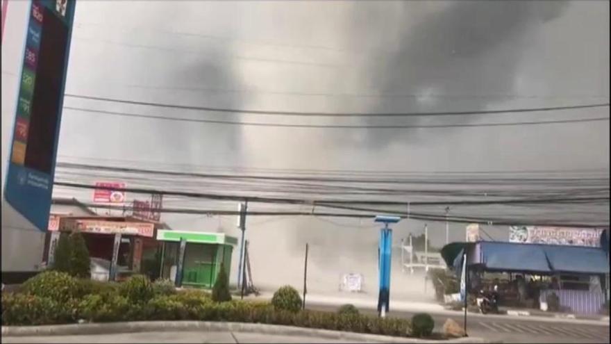 Un impressionant tornado arrasa al seu pas a Tailàndia