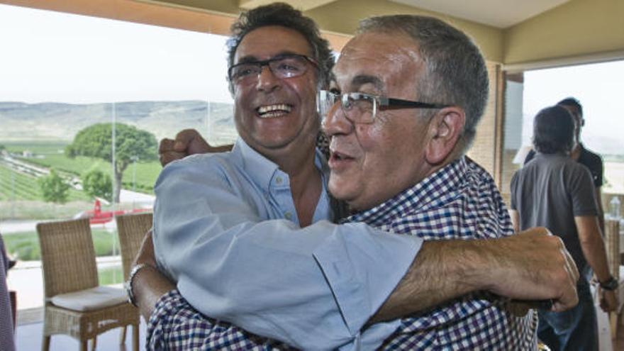 Enrique Ortiz y Quique Herández se funden en un abrazo en una imagen de archivo