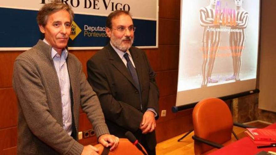 Raúl Eguizábal (drcha.) fue presentado por el periodista Javier Viana.  // Jesús de Arcos