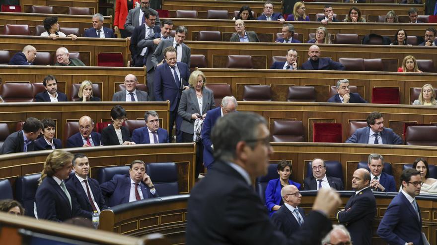 Abascal y los diputados de Vox abandonan el hemiciclo del Congreso impidiendo la réplica de Sánchez