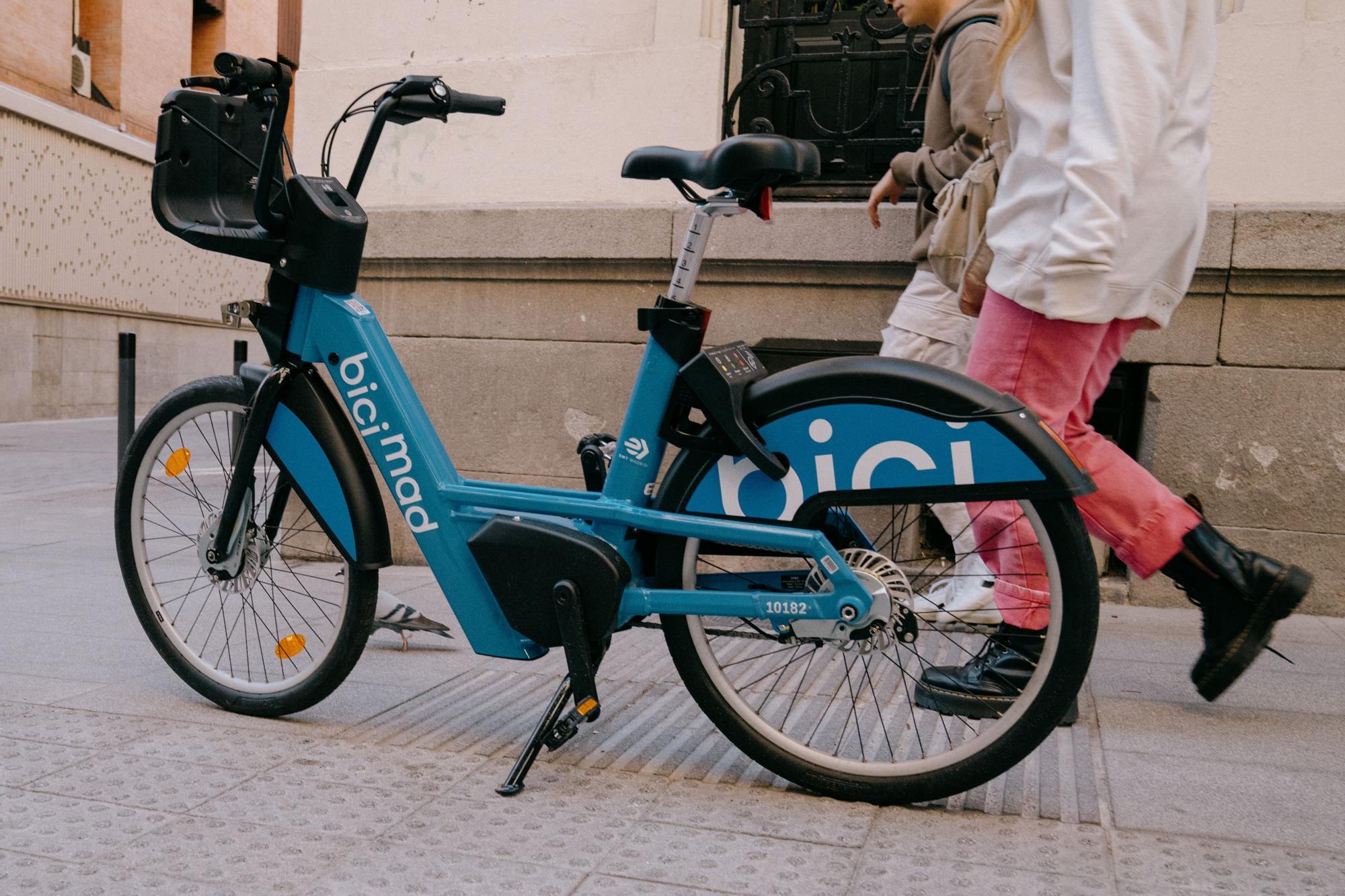 27.03.2023. MADRID. Una de las nuevas bicicletas del servicio BiciMad en Madrid, abandonada en la calle. Foto: Alba Vigaray
