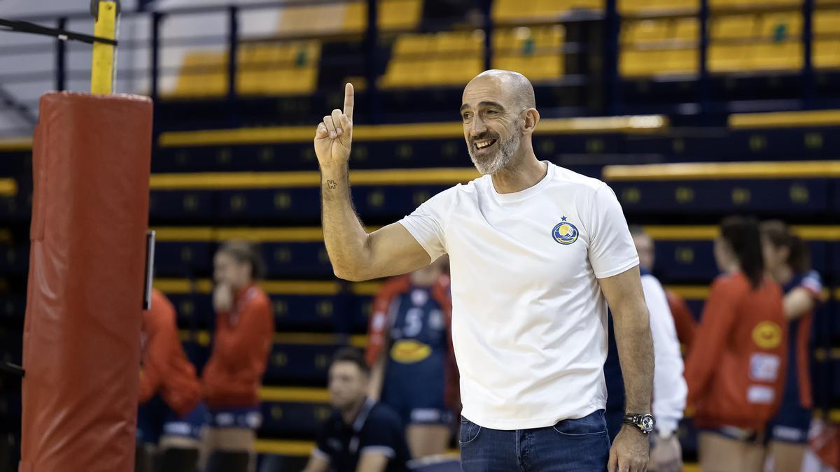 Marcos Dreyer, entrenador del Olímpico, durante el derbi grancanario ante el Sayre del pasado fin de semana