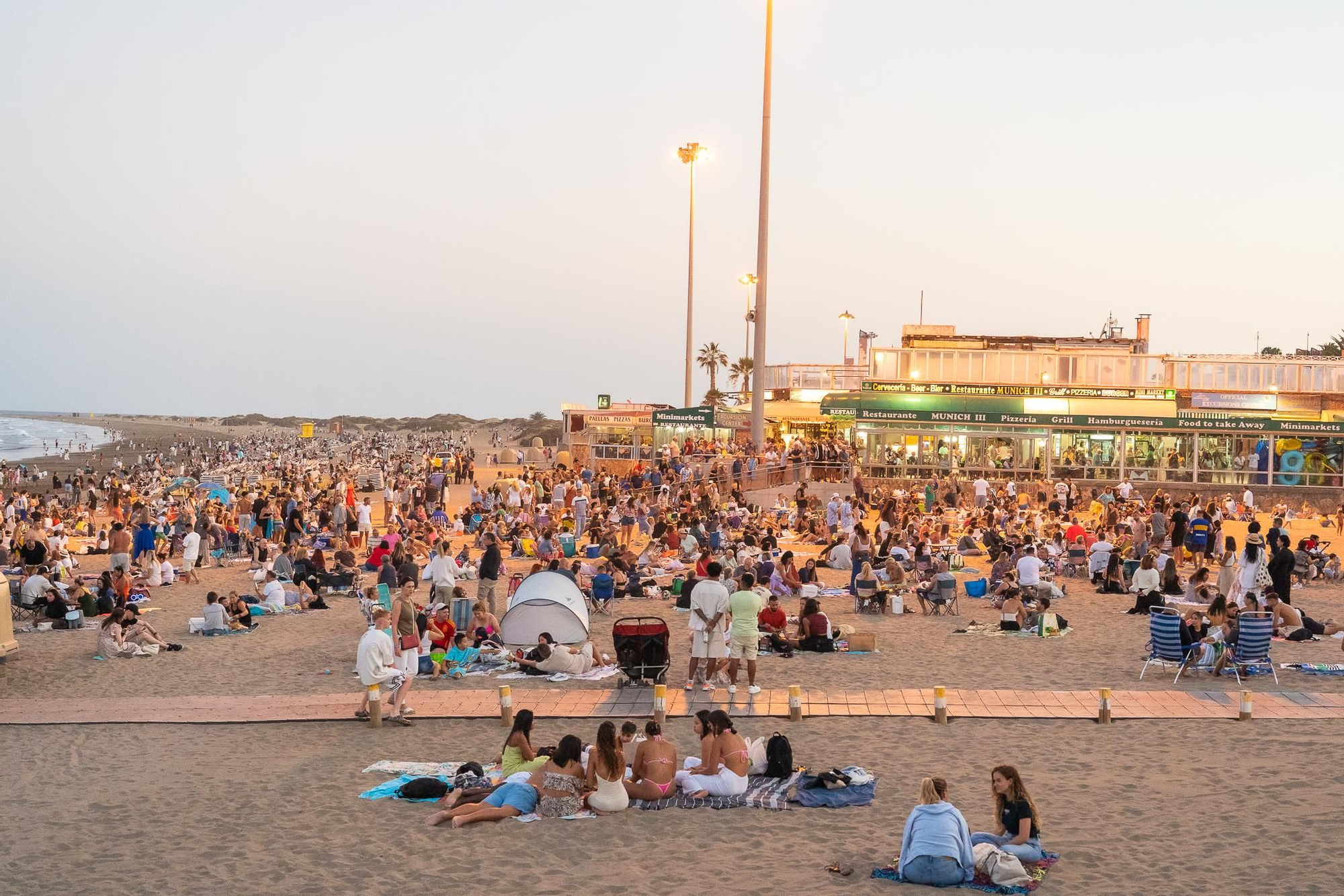 Celebración de las hogueras de San Juan en Playa del Inglés