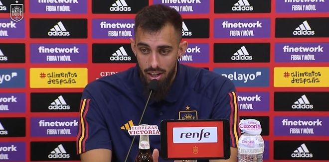 Borja Iglesias, en la rueda de prensa con la selección española.