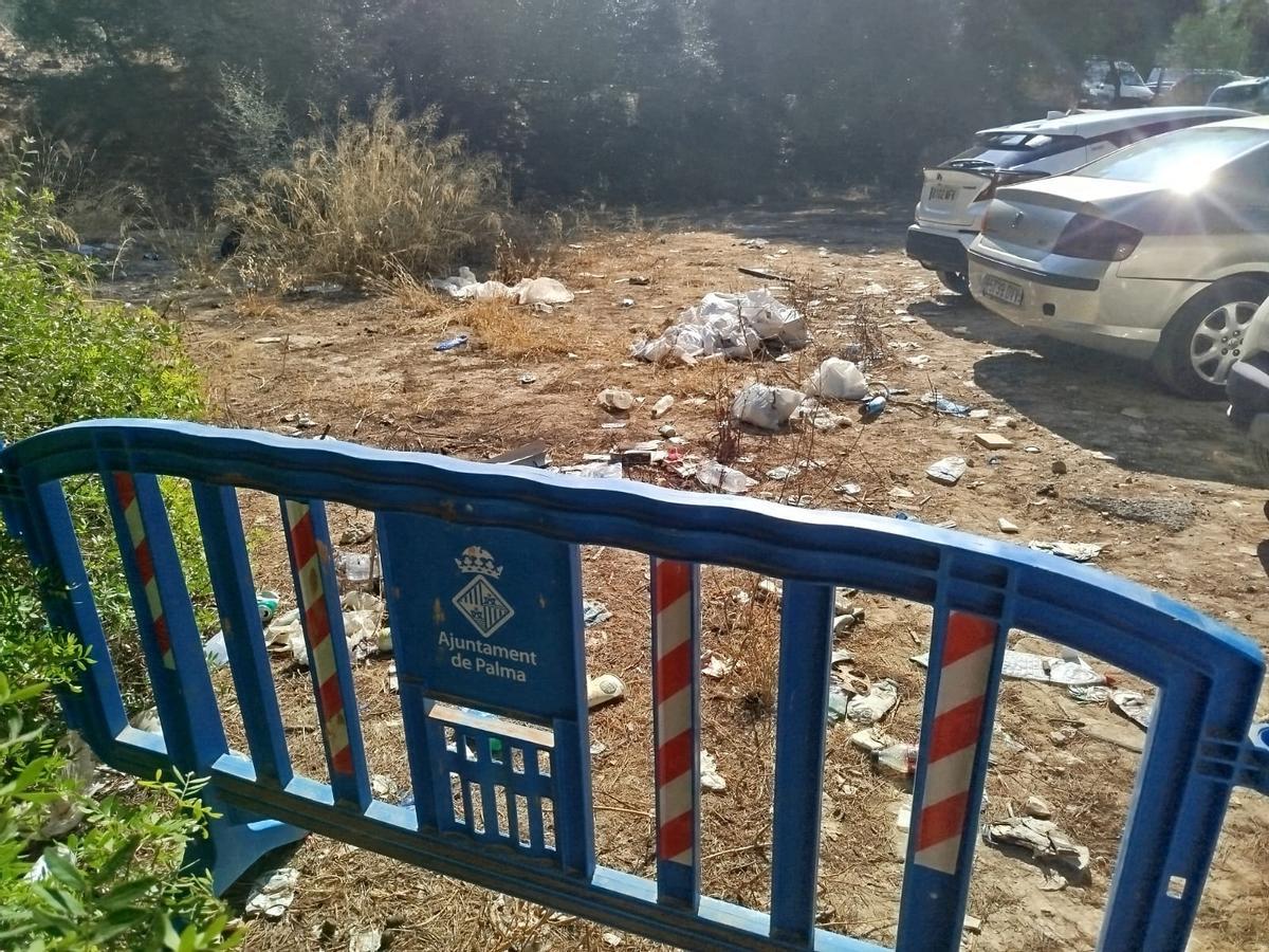 Denuncian suciedad y robos en un aparcamiento público junto a la playa de Cala Major