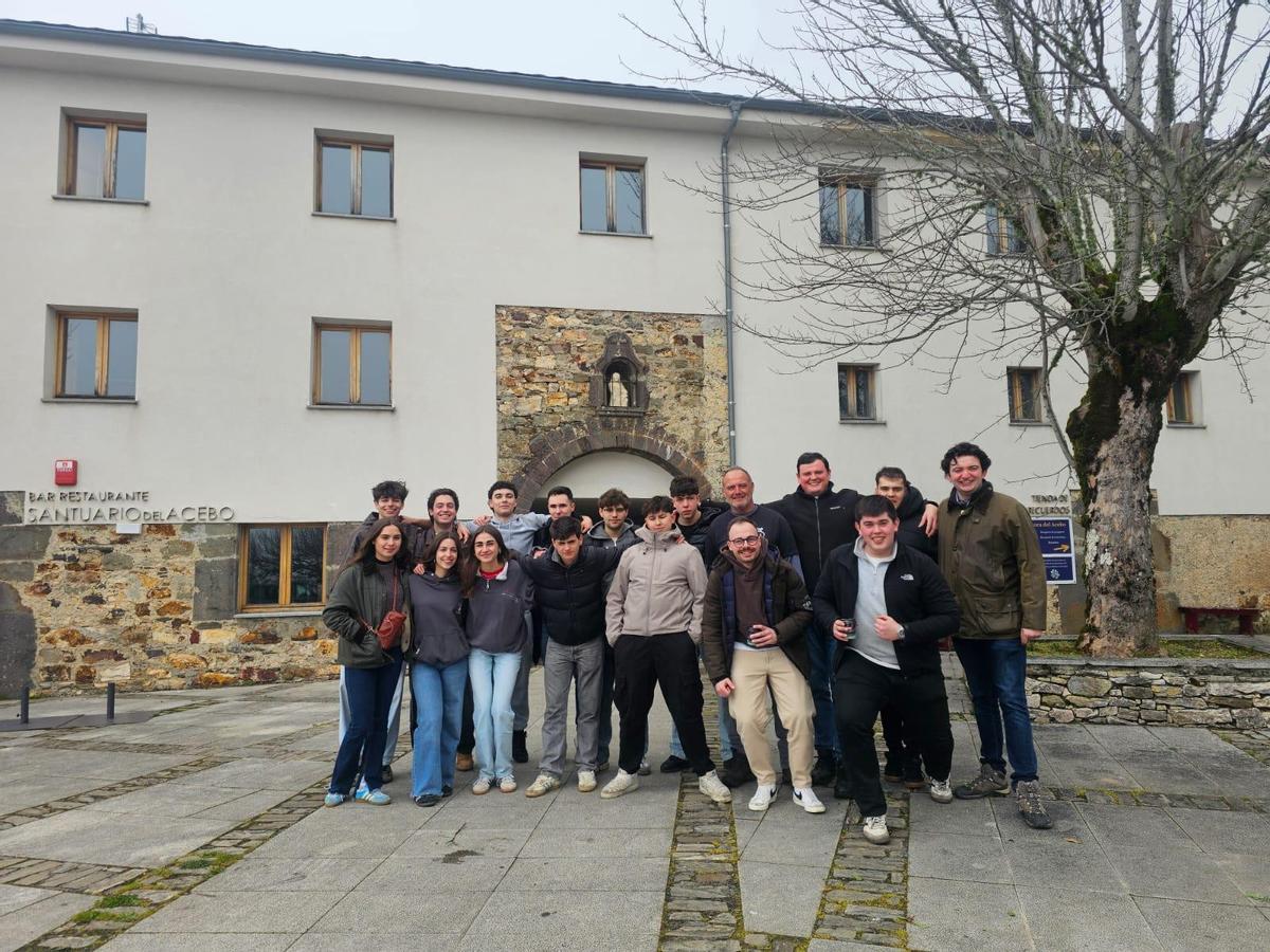Foto de familia de los participantes en el retiro.