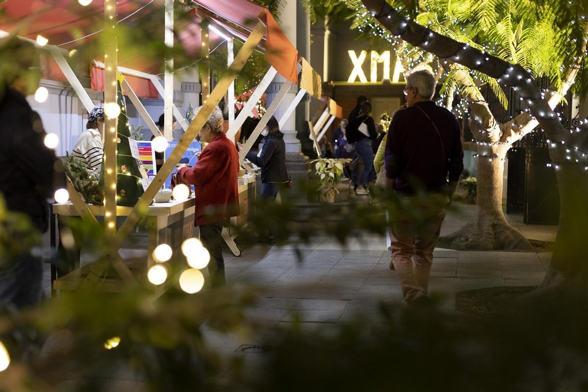 «Navidad de cuento» abre su coqueto mercadillo en el Palacete Rodríguez Quegles.