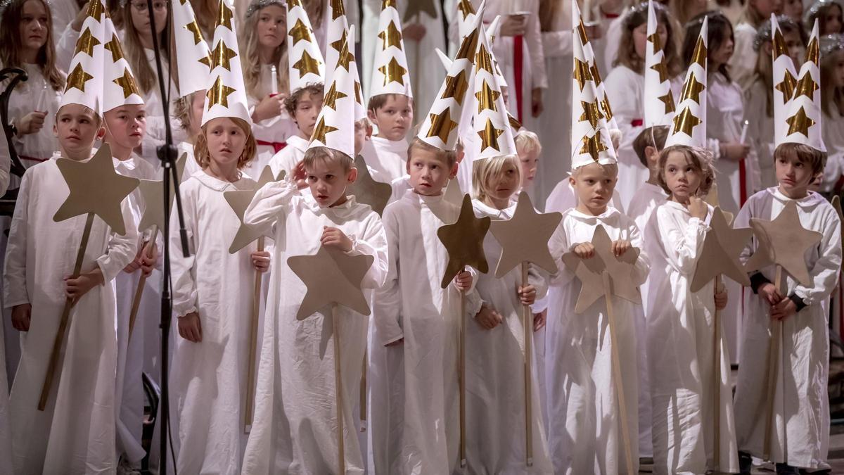 Kinder in weißen Gewändern sind die Protagonisten beim Fest der Heiligen Lucia am Mittwoch (13.12.) in der Kathedrale.