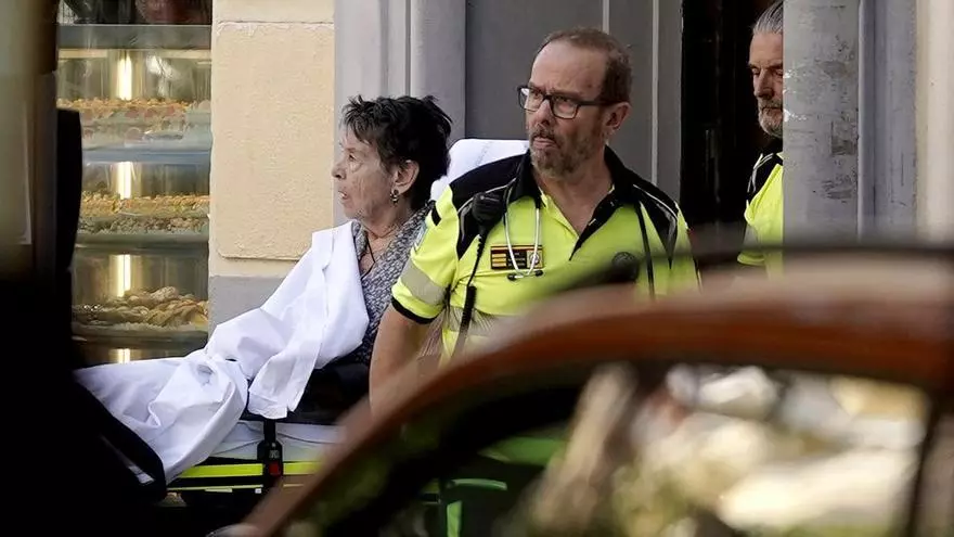 El desahucio de Maricarmen: sale en camilla de la casa donde llevaba 70 años viviendo