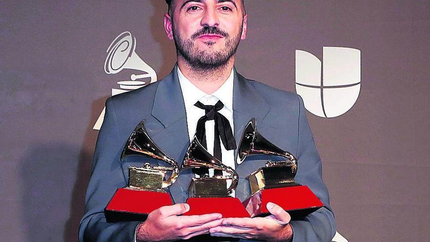 El Guincho posan con los gramófonos dorados que lo acredita como ganador de los Grammys.