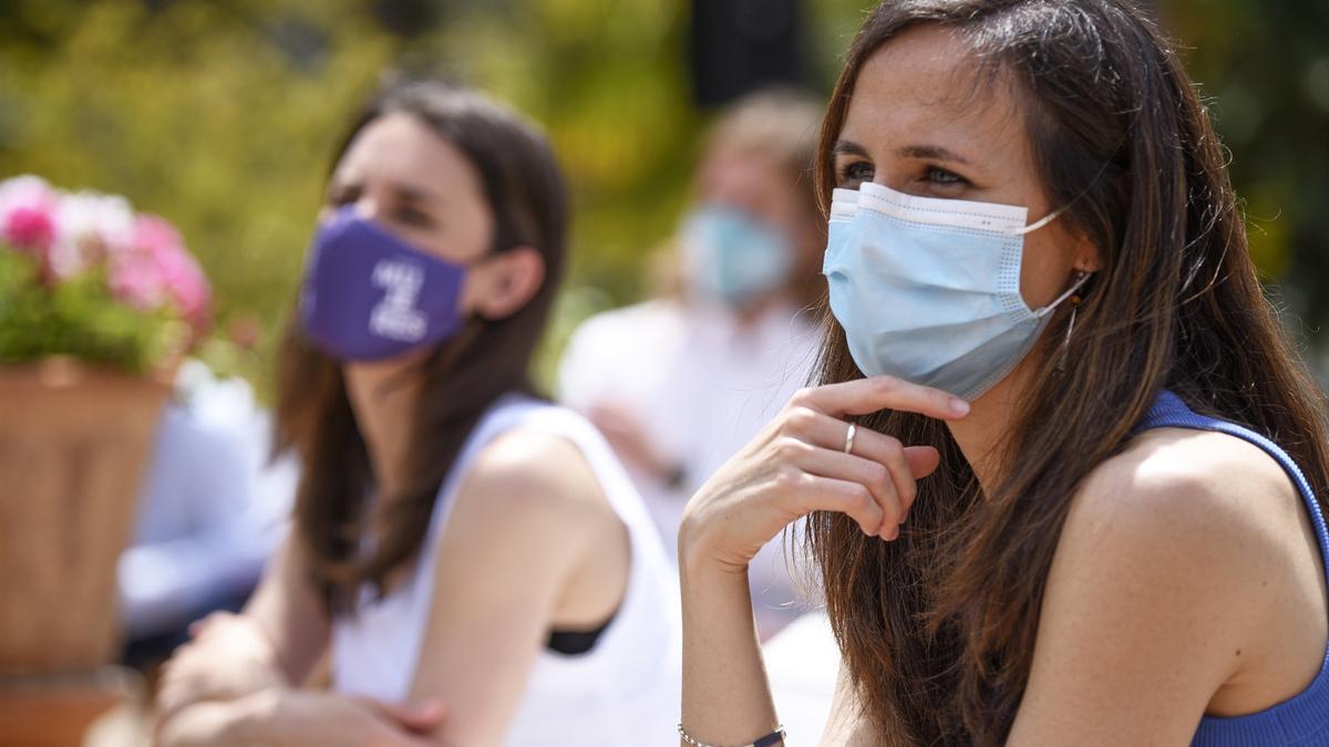 La ministra de Igualdad, Irene Montero, y la secretaría general de Podemos y ministra de Derechos Sociales y Agenda 2030, Ione Belarra.