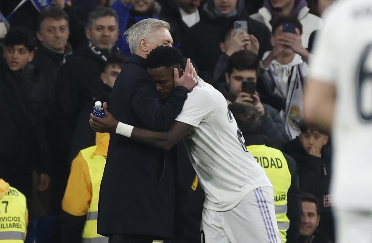 Vinicius abraza a Carlo Ancelotti, después de marcar un gol en el partido entre el Real Madrid y el Valencia CF en el Santiago Bernabéu.