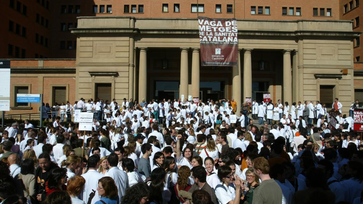 BARCELONA 28/03/06 HUELGA DE MEDICOS EN CATALUÑA FOTO ALBERT BERTRAN EN LA IMAGEN CONCENTRACION EN VALLE HEBRON