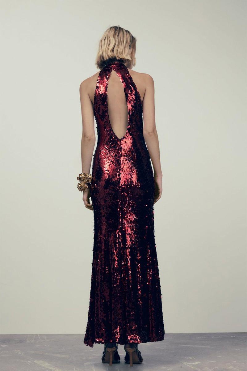 Detalle del escote en la espalda del vestido rojo de lentejuelas de Zara