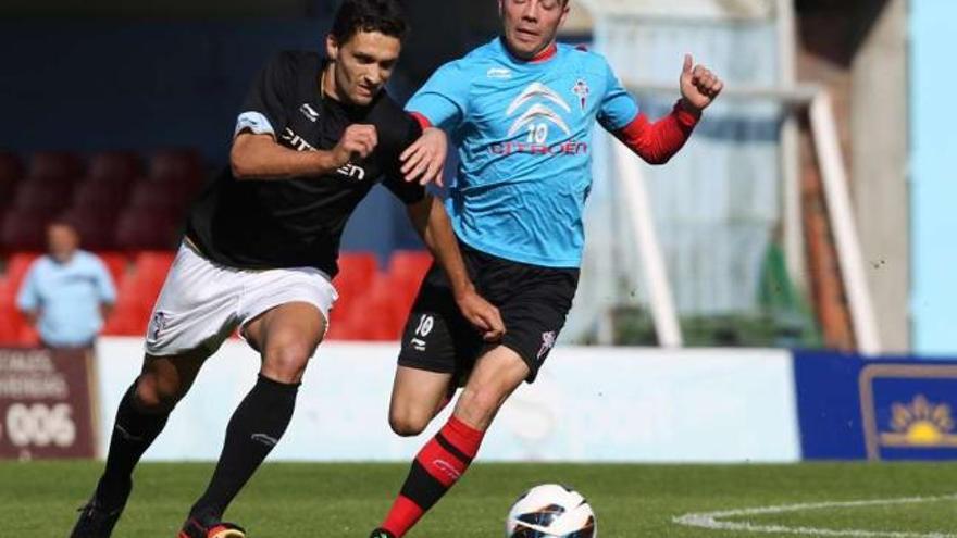 Víctor Vázquez, frente a Aspas, en el partido de entrenamiento de ayer en Balaídos. // Ricardo Grobas