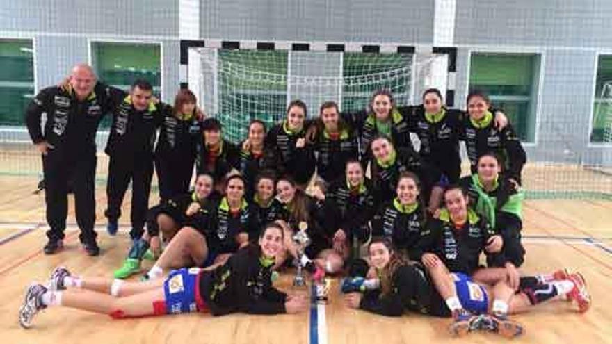 La selección femenina promesas posa con su trofeo de campeona en Polonia.