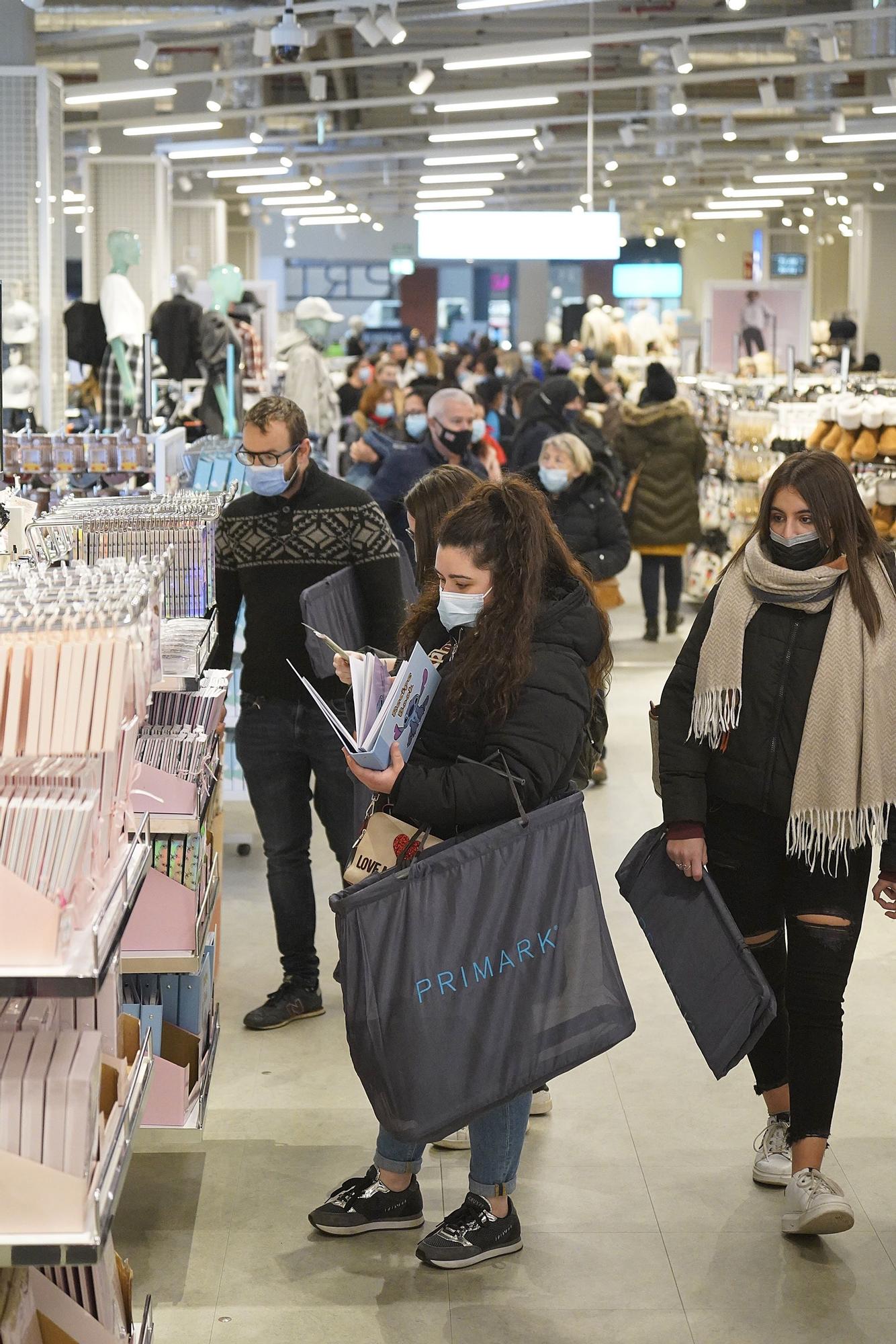 Gran expectació a l'obertura del Primark a l'Espai Gironès de Salt