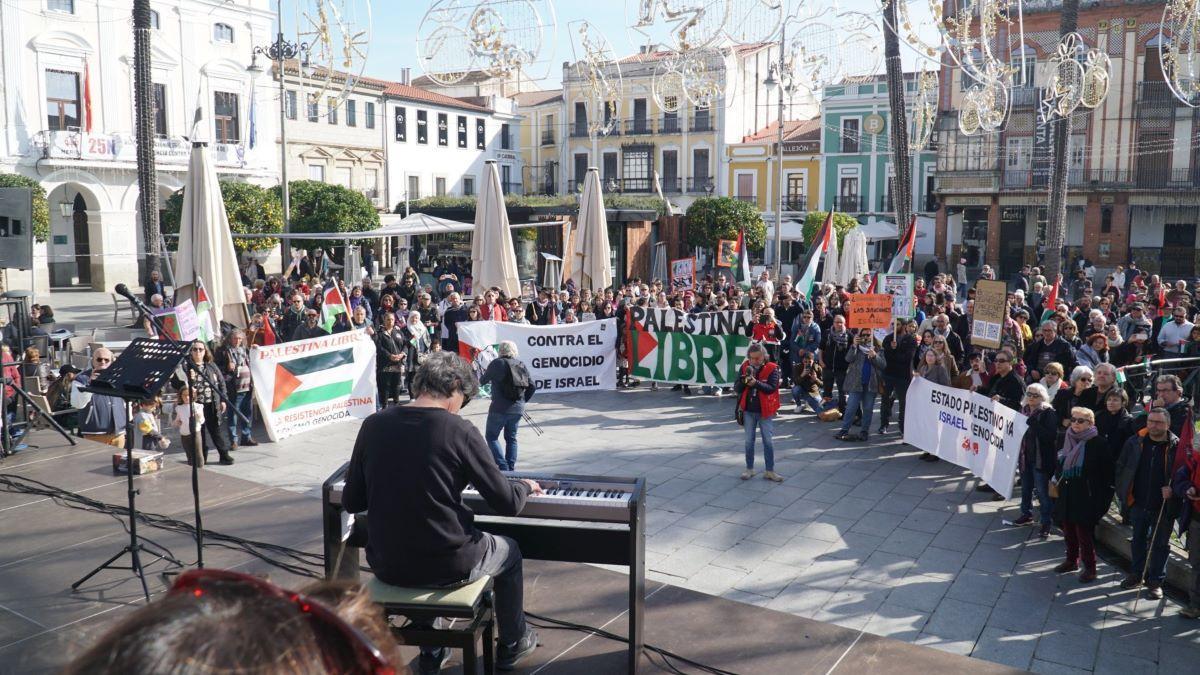 Extremeños en la Plaza de España de Mérida al terminar la manifestación.